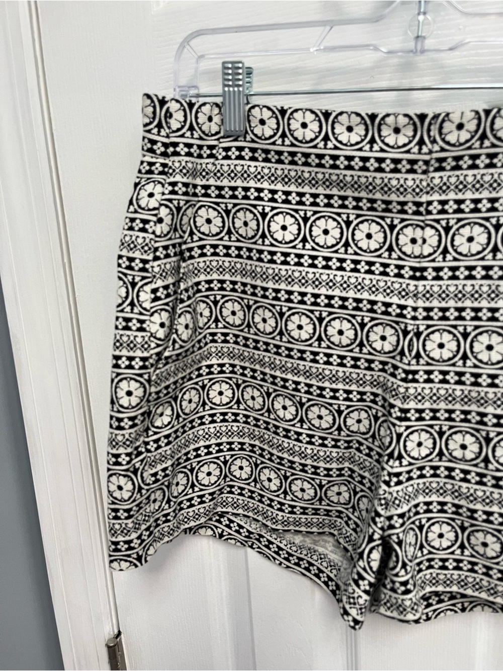 GAP Womens High Rise Black White Festival Shorts Floral Side Zip Cotton 10 - Picture 3 of 16
